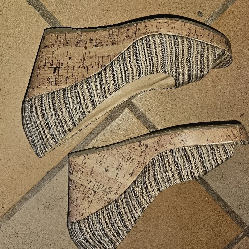Report Womans Wedge Style Open Toe Shoe Size 10